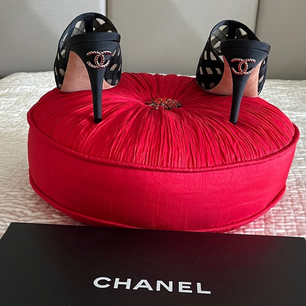 Authentic Chanel heels - Picture 7 of 15
